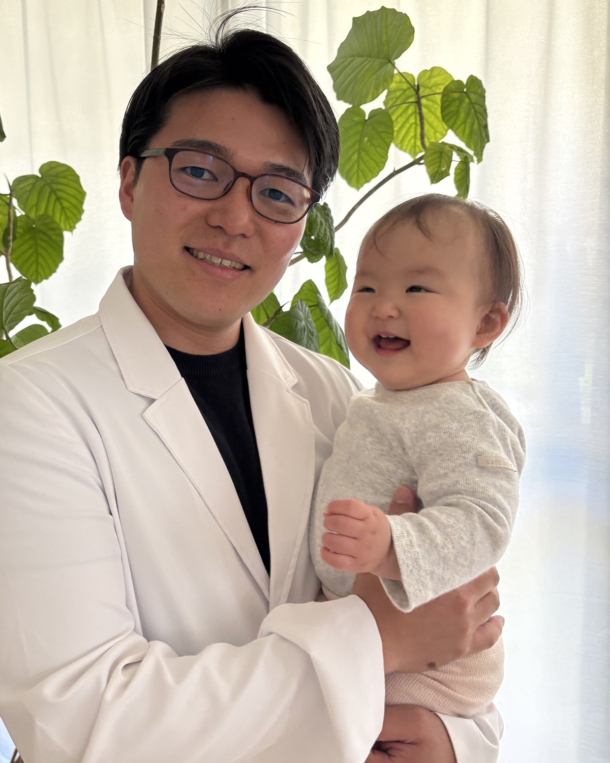 赤ちゃんを抱っこする大福先生